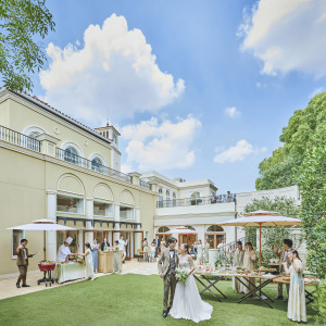 緑に囲まれたガーデン。挙式後はガーデンでふたりとゲストの写真撮影の時間もとれる。これから始まる披露宴の期待値も高まる!|アニヴェルセル 立川の写真(53663083)