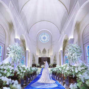 ロイヤルブルーのバージンロードに映えるプリンセスラインやAライン等トレンドに合わせた幅広い希望を叶えられます|アニヴェルセル 立川の写真(54924840)