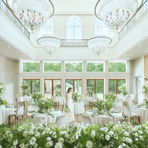 高い天井から自然光が降りそそぐ、落ちついた雰囲気のイタリア館|アニヴェルセル 立川の写真(53663085)