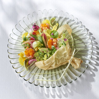 色鮮やかで、お野菜をたくさん使用した身体に優しいフレンチ。男性にも人気の一品。