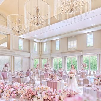 どちらの会場からも大きな窓から光が差し込む
