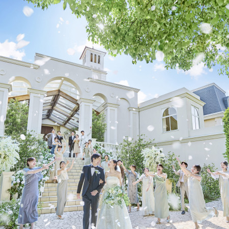 大階段の半分は、ガラスの屋根付きだから雨天時でも365日安心