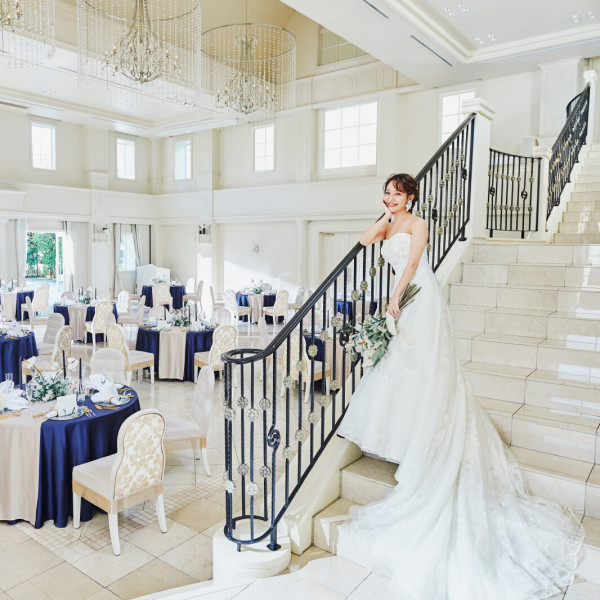 結婚式ならではの大階段をドレス姿で＊*