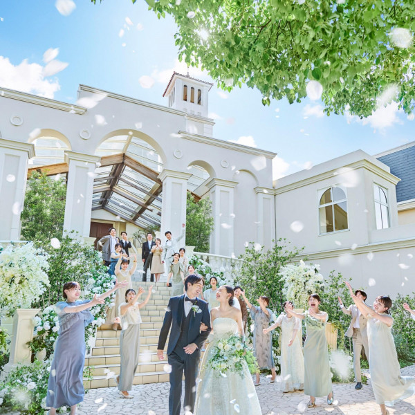 憧れの大階段で祝福のフラワーシャワー