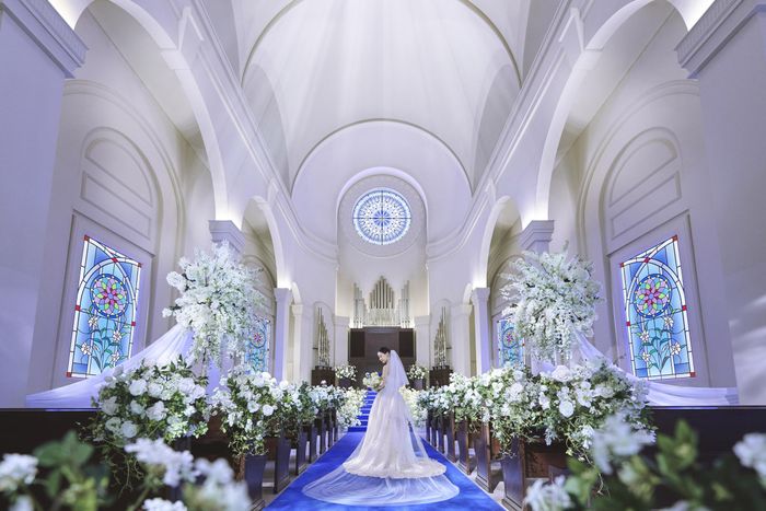ロイヤルブルーのバージンロードが花嫁のドレス姿をより綺麗に魅せる
