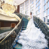ウエディングドレスは後ろ姿も大切!トレーンの長いドレスを着て、ぜひ螺旋階段でこんなショットを♪