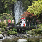 雅楽の生演奏が響き渡る中、庭園を花嫁一行が進む大迫力の『参進の儀』