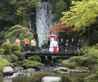 雅楽の生演奏が響き渡る中、庭園を花嫁一行が進む大迫力の『参進の儀』