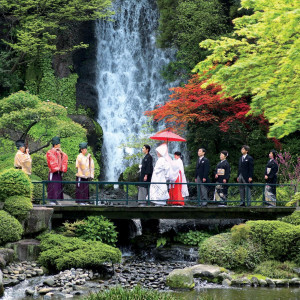 雅楽の生演奏が響き渡る中、日本庭園を花嫁一行が進む大迫力の【参進の儀】|ロイヤルガーデンパレス 柏 日本閣の写真(33187912)