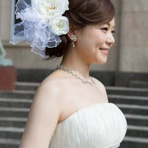 ドレスとおそろいの白いお花で、清楚で優しいヘアスタイルに。チュールのヘッドドレスが際立ちます|ロイヤルガーデンパレス 柏 日本閣の写真(877933)