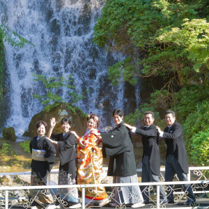 滝の前で親御様も一緒にお写真を撮るのもおすすめ。|ロイヤルガーデンパレス 柏 日本閣の写真(1459656)