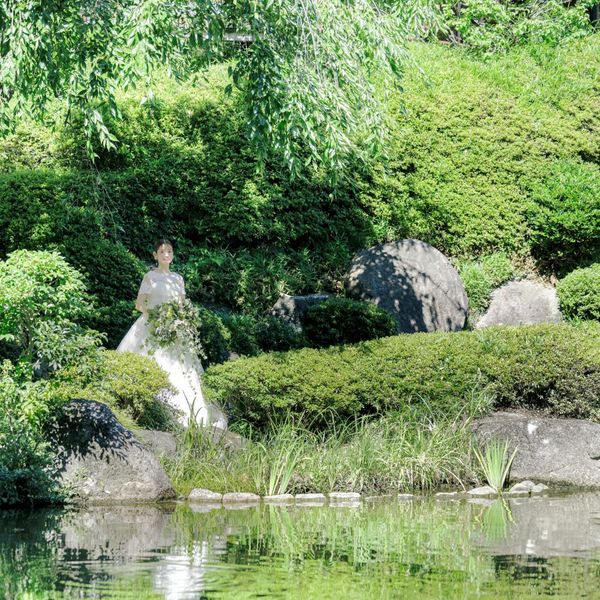 【新緑】青々とした緑と、涼やかに流れる水の音。
滝と庭園が、暑さを忘れさせてくれるひととき|ロイヤルガーデンパレス 柏 日本閣の写真(60125455)