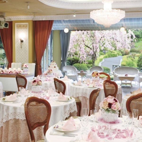 開放感あふれるオープンテラス付き会場【ヴェローナ】屋外も室内も使った動きのあるパーティーを|ロイヤルガーデンパレス 柏 日本閣の写真(231343)