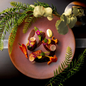 和洋のジャンルを超えた創作的な季節感あふれるお料理を、一皿一皿、心をこめてゲストのテーブルにおもてなし|ラヴィーナ和歌山の写真(10955839)