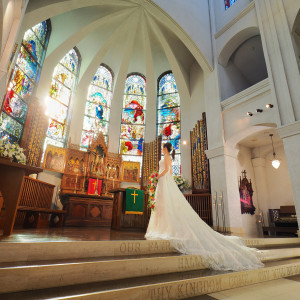 聖壇はウエディングドレスのトレーンもよく映える|ラヴィーナ和歌山の写真(25002628)