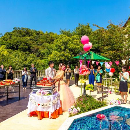 ケーキもゲストにまわりを囲んでもらってガーデンで入刀！会場内とは異なるシチュエーションは開放感いっぱい♪|ラヴィーナ和歌山の写真(1405898)