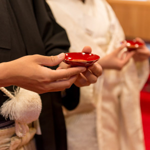 三三九度の儀式で盃を交わし永遠の絆を誓う|箱根の森高原教会・ホテルグリーンプラザ箱根の写真(7464935)