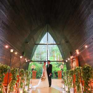 温かな光と緑がお二人を包む|箱根の森高原教会・ホテルグリーンプラザ箱根の写真(38512435)