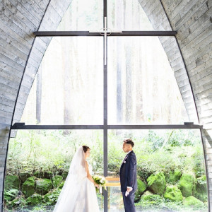 大きな窓を背景に撮るおふたりの写真は一生に一度の記念|箱根の森高原教会・ホテルグリーンプラザ箱根の写真(7463373)