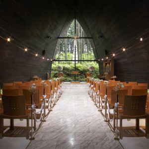 箱根の森へと続く長さ10mのバージンロード|箱根の森高原教会・ホテルグリーンプラザ箱根の写真(221947)