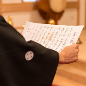 誓いの言葉を読み上げるご新郎様|箱根の森高原教会・ホテルグリーンプラザ箱根の写真(7464932)