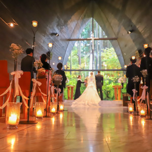キャンドルの光がより一層チャペルを幻想的な雰囲気にしてくれます|箱根の森高原教会・ホテルグリーンプラザ箱根の写真(7464337)