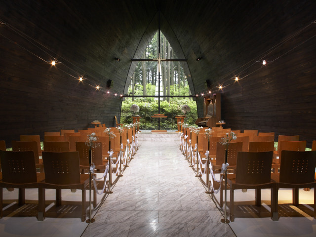 木の温もりと緑に溢れた独立型教会「箱根の森高原教会」見学