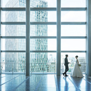 空と一体化するような開放的な空間がおふたりのウェディングステージに|名古屋マリオットアソシアホテルの写真(17647463)