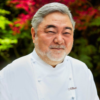 北海道増毛町生まれ。2015年にフランスの最高勲章を日本の料理人として初めての授与。