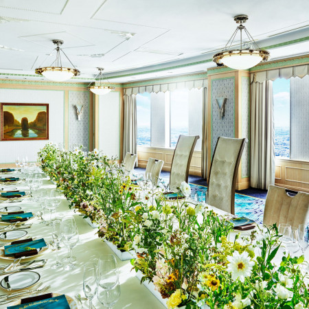 【ジュピター】51階のナチュラルなグリーンがとっても映える会場。ご親族様との食事会や少人数でのウェディングパーティーにピッタリ。