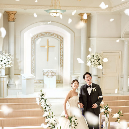 ご退場の際には祝福の笑顔溢れるフラワーシャワーに包まれて