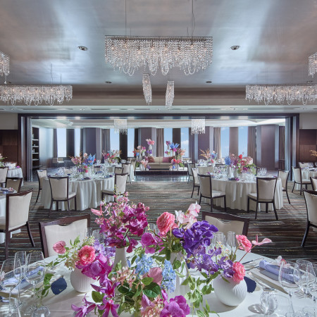 【コスモス】明るい印象を与える会場。和やかでアットホームなスタイルを希望するおふたりにおすすめ。可動式の八重扉による演出も素敵