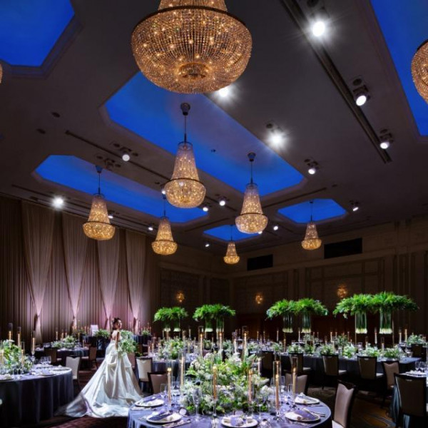 天井高のある披露宴会場を広々とご使用いただけます