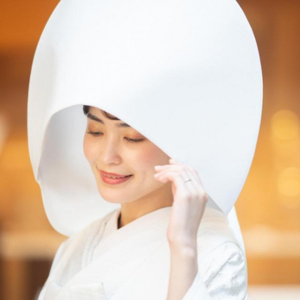 綿帽子で大和撫子、伝統的な神前式で愛を誓う