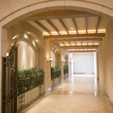 アプローチを歩くうちに高まる挙式への期待感。ここからアトリウム、チャペルへと、祝福の物語が綴られる。|名古屋マリオットアソシアホテルの写真(436238)