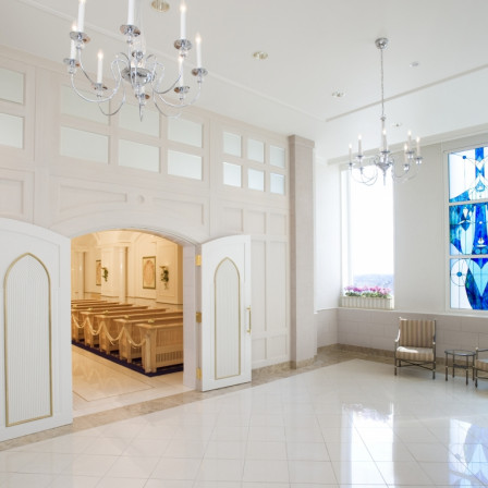 自然光が差し込む明るいアトリウム。扉の先のチャペルへと大理石が続く。挙式前の心地よい緊張に身を委ねて。|名古屋マリオットアソシアホテルの写真(235896)