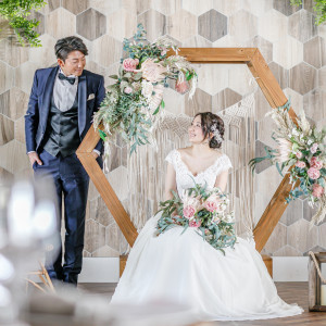 会場にはフォトスポットがたくさん。お二人のコーディネートを添えて、お二人の結婚式だから撮れる1枚を。|マリエール山手(Marriyell YAMATE)の写真(20272614)