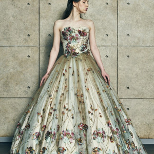 絶妙なニュアンスカラーのドレスはオシャレな刺繍を施し360度楽しませてくれる一着|マリエール山手(Marriyell YAMATE)の写真(3693494)