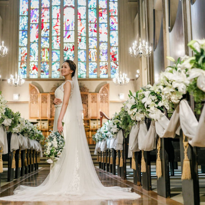 大聖堂で美しく感動的な誓いを立てる。一歩足を踏み入れた瞬間から圧倒される美しさです。