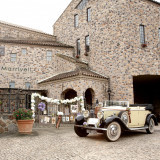 【ロールスロイス】1932コンバーチブルRolls-Royce!ゲストが出迎えてくれるエントランスに到着するとゲストからも歓声が。トレーンをなびかせ登場する花嫁を魅了!