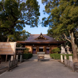 大宝年間に現在の名古屋城三の丸の地に創建された若宮八万社。
名古屋城築城に伴い現在の地に移り「名古屋総鎮守」となり現在に至る。
2010年に遷座400年を迎えた。