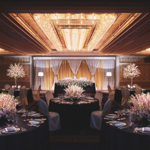 披露宴会場：AKEBONO 地中海を思わせるペルシアンブルーの絨毯と白く輝くギリシャ柱。天井一面に輝くシャンデリアが明るく華やかな雰囲気を演出します。|名古屋観光ホテルの写真(34792786)