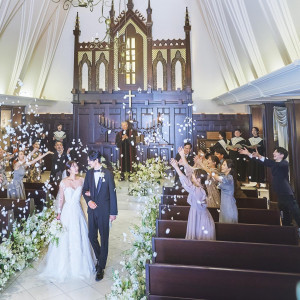 クラシックな礼拝堂はドレスを引き立てる圧倒的な空間！