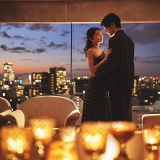 夜景をバックにお二人の思い出を