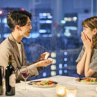 記念日には市内景色を望むレストランでのお食事も可能