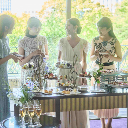 ホワイエに射し込む日の光は、披露宴会場内とは違った雰囲気を演出し、ゲストとの時間をより特別なものに！