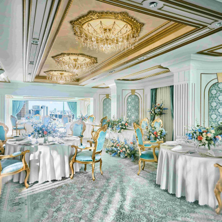 2025年夏、フランス宮廷を思わせるロココ調にリニューアル。シャンデリアをはじめとするゴールドが会場のアクセントに。