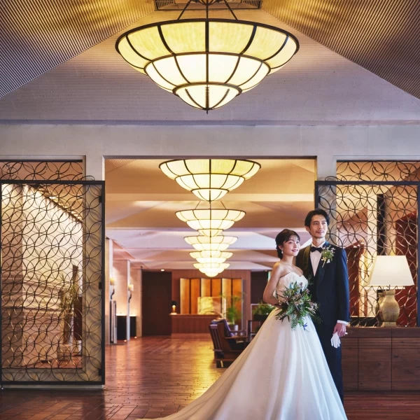 結婚式後は館内のフォトスポットでロケーション撮影を