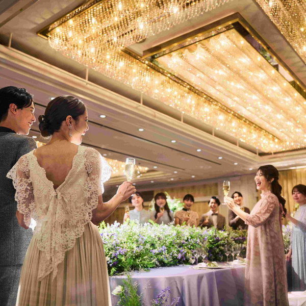 天井に広がるシャンデリアがお二人の空間をより一層特別なものにしてくれる