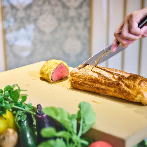 会場内でのお肉カットサービスも人気